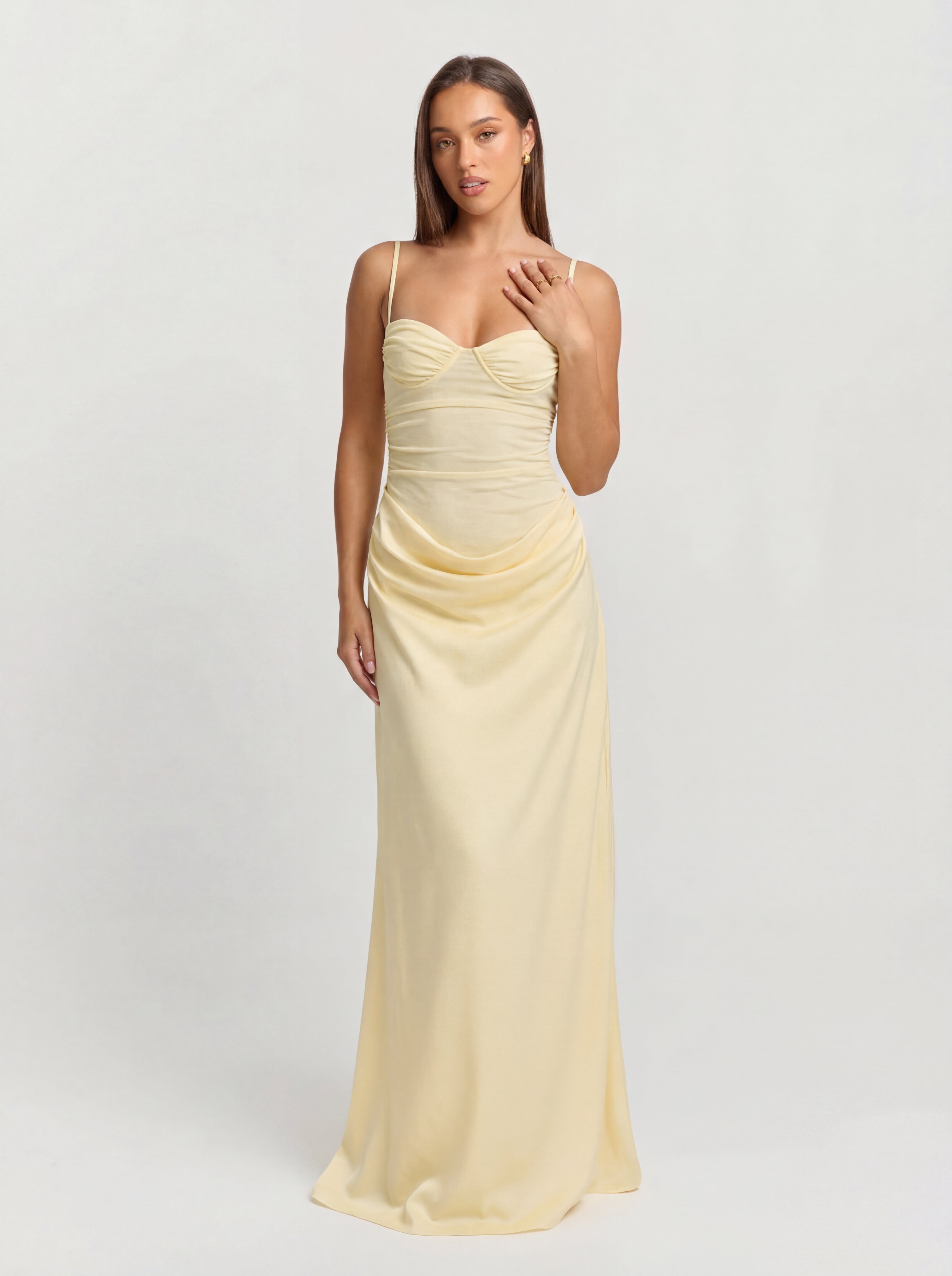 שמלת מאיה | מקסי צהוב חמאה בגזרה אלכסונית עם גב נשפך